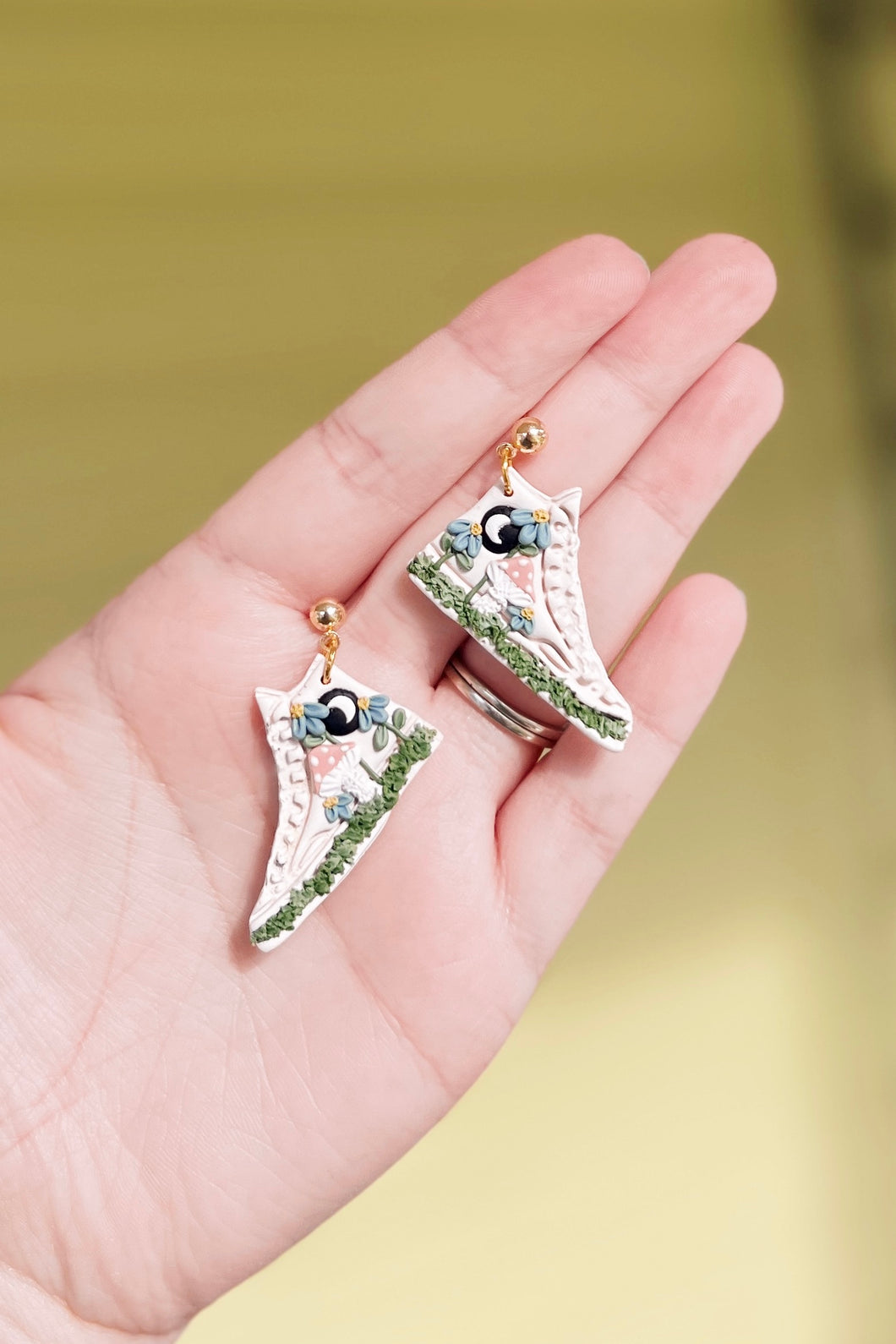 mossy high top dangles