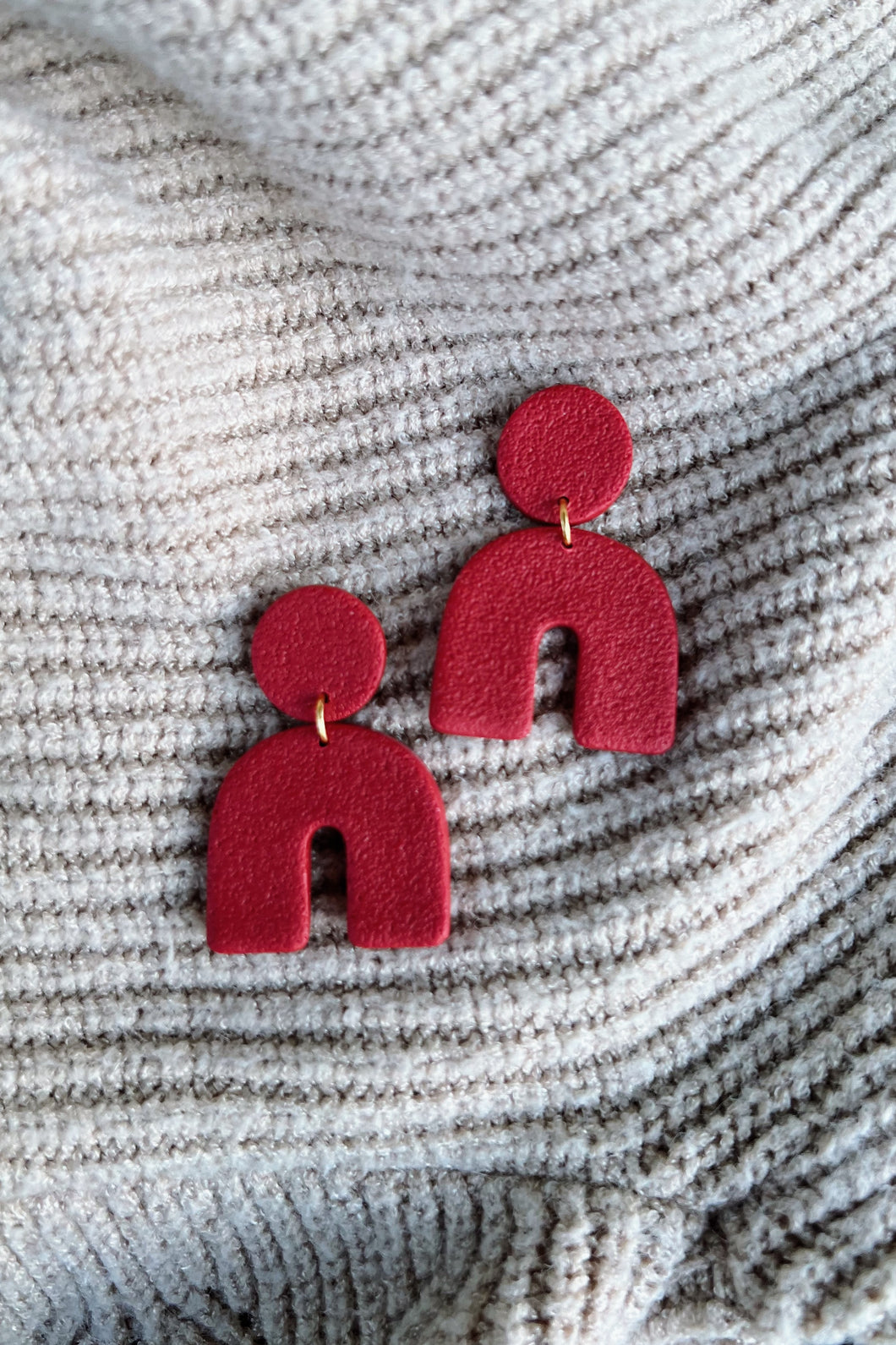 red arch dangles