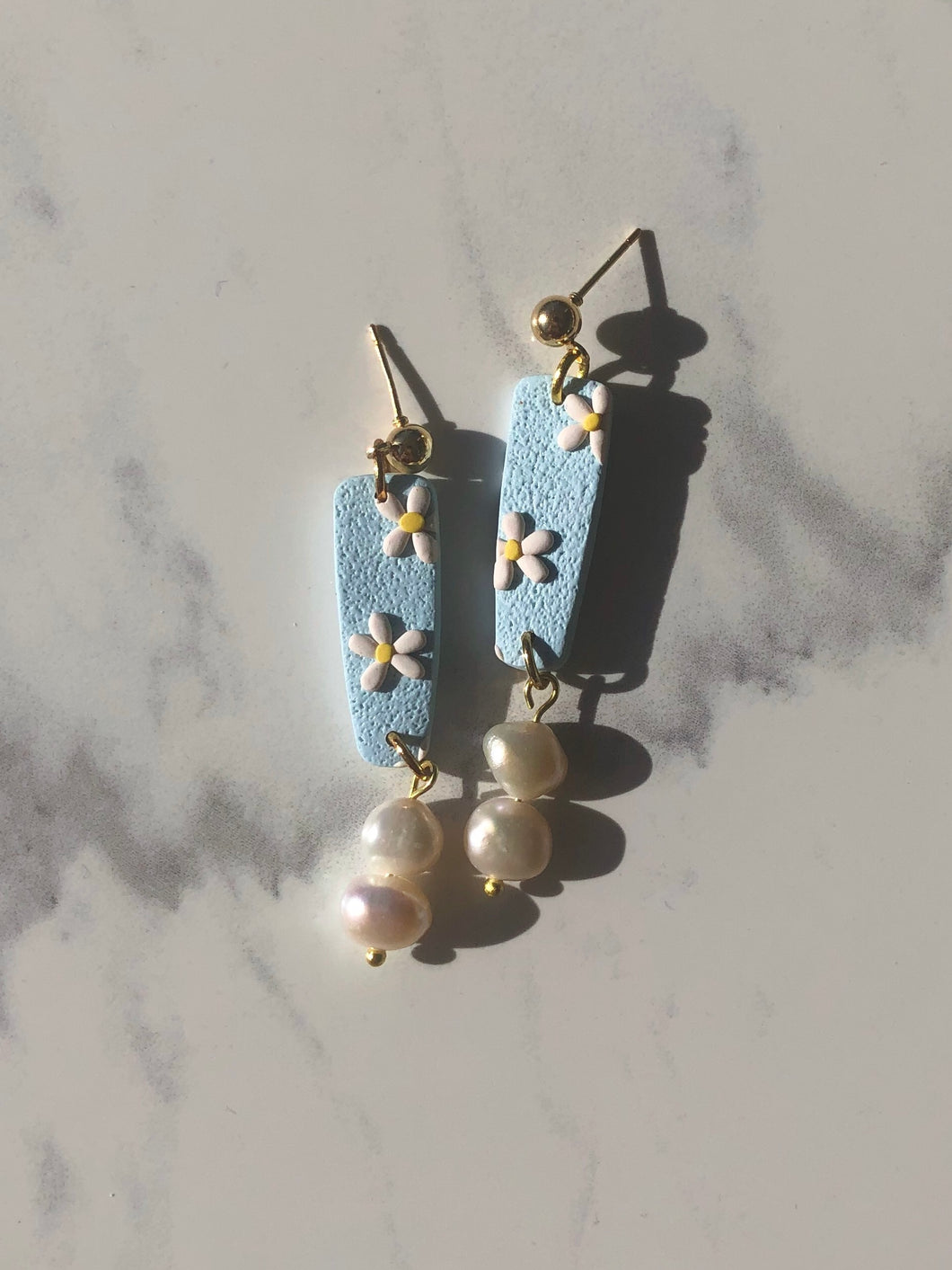 pearly dangles • daisies in blue
